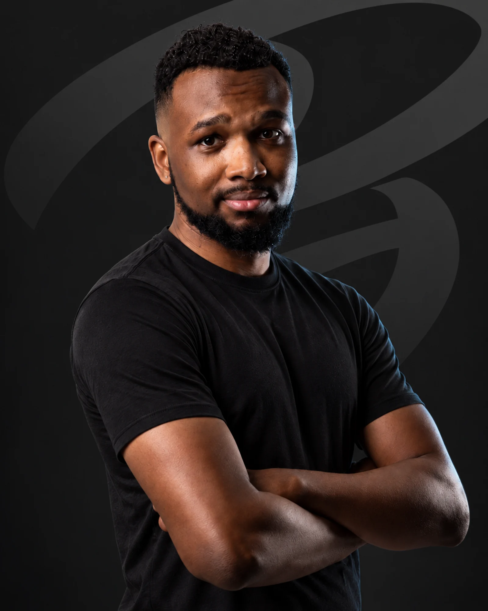 Mister Crimson wearing neutral black competition clothing against the Bandits portrait background